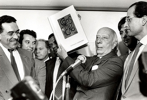Na foto, Ulisses Guimarães apresenta a Constituição da República, promulgada em outubro de 1988