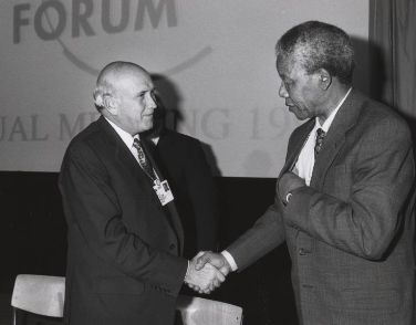 Nelson Mandela e Frederik Klerk no Fórum Econômico Mundial em 1992¹