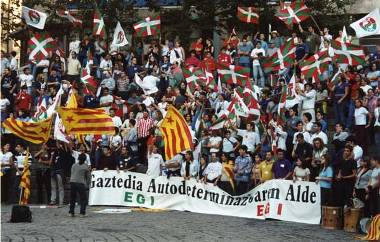 População basca em protesto pacífico pela constituição de seu território